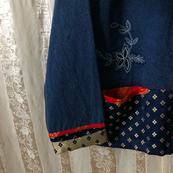 Embroidered Denim Jacket ✨VINTAGE✨ - Picture 6 of 10